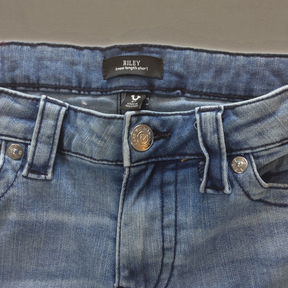 True Religion Jean Shorts Womens Size 27 Riley Knee Length Blue Denim Jorts - Picture 2 of 7